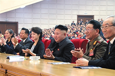 　5月19日，金正恩和夫人李雪主觀看演出，金與正（左一）坐在金正恩右邊第三個(gè)位置。