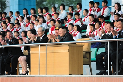 5月2日，金正恩與金與正（前排左二）一起觀看比賽。