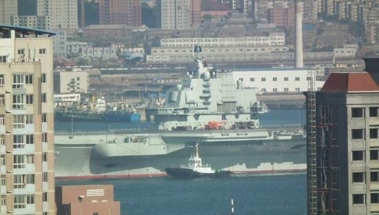 青島軍港周圍高樓林立，一睹遼寧號真容只需要一個好天氣（資料圖片）