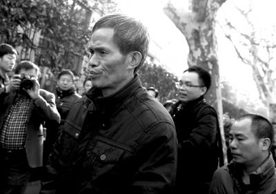 被告人林森浩的父親林尊耀準(zhǔn)備進(jìn)入法院。