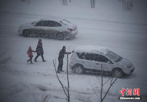 12月8日，經(jīng)過一夜降雪，烏魯木齊已是皚皚白雪一片。（圖片來源于中新網(wǎng)）