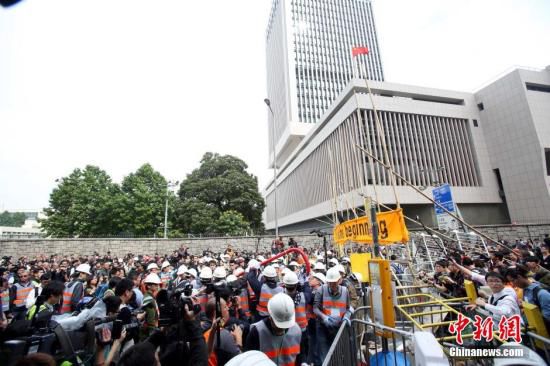 12月11日上午，香港非法“占領(lǐng)區(qū)”清除障礙物。