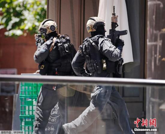 目前咖啡館已經(jīng)關(guān)閉，警方，包括全副武裝的特警隊(duì)已經(jīng)將咖啡館包圍。