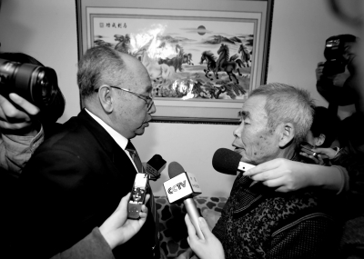 15日，內蒙古高院副院長趙建平（左）帶隊向呼格吉勒圖父母送達再審法律文書。