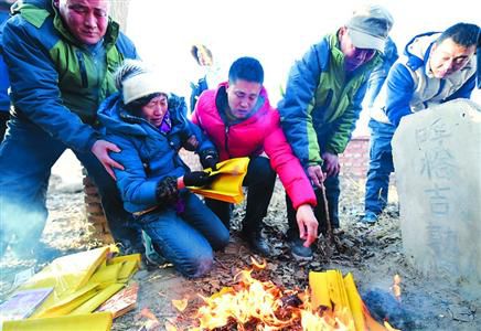 昨日，呼格吉勒圖的父母揣著無罪判決書的復(fù)印件來到兒子墳前祭奠?！?新華社
