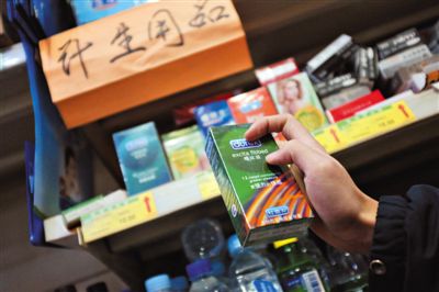 清苑路“世紀(jì)華聯(lián)超市清友園店”的貨架上，擺放著購(gòu)自網(wǎng)店的“高仿”避孕套。