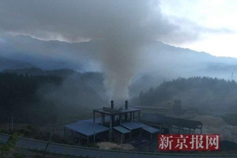污染企業(yè)排放煙塵。當(dāng)?shù)鼐W(wǎng)友供圖