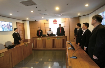 昨日，鄒恒甫及北大有關(guān)負(fù)責(zé)人并未到庭，圖為法官正在進(jìn)行宣判。