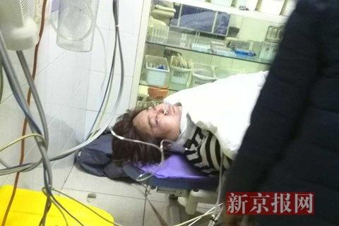 正在306醫(yī)院接受搶救的傷者。新京報記者 孔曉琦 攝