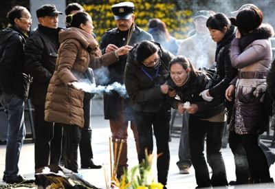 昨日，上海，外灘踩踏事件遇難者家屬來到事發(fā)地獻(xiàn)花祭奠。