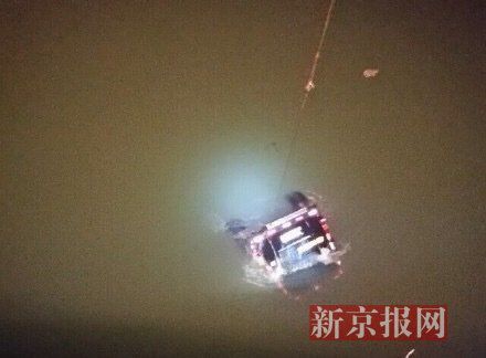 運鈔車打撈現(xiàn)場。