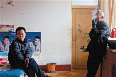 父親抽煙，兒子不語(yǔ)。逃跑的越南新娘，給袁迎賓父子帶來(lái)的是失落。新京報(bào)記者