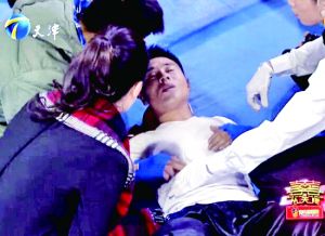 天津衛(wèi)視一檔明星真人秀娛樂(lè)節(jié)目中，海南省武術(shù)協(xié)會(huì)副秘書長(zhǎng)楊成章被打倒在地，表情痛苦。