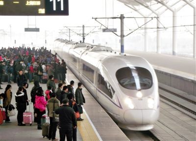　2014年1月3日，江蘇徐州，旅客在等候乘坐京滬高鐵和諧號動車組列車。圖/CFP