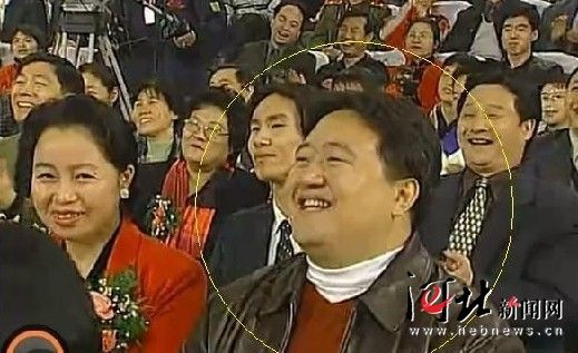 該名男子連續(xù)多年在春節(jié)晚會(huì)中出現(xiàn)，被網(wǎng)友稱為“十年最牛笑臉哥”。