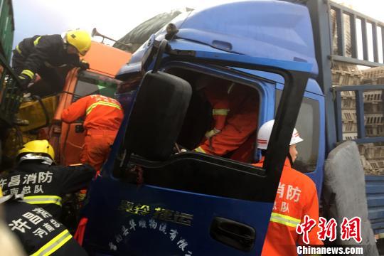 圖為21日，蘭南高速河南段21輛汽車發(fā)生連環(huán)相撞事故，消防人員對被困傷員進(jìn)行緊急救援?！」啤z
