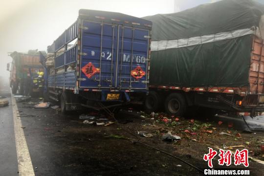 圖為21日，蘭南高速河南段車禍?zhǔn)鹿尸F(xiàn)場一片狼藉?！」啤z