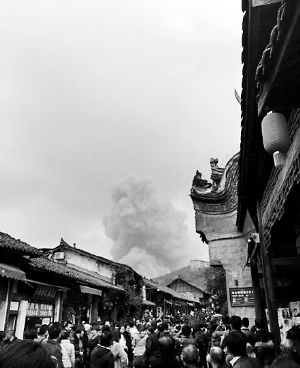 成都龍泉驛區(qū)洛帶古鎮(zhèn)的游客拍到爆炸瞬間濃煙滾滾。