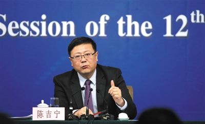 昨日，十二屆全國(guó)人大三次會(huì)議新聞中心，環(huán)保部部長(zhǎng)陳吉寧回答中外記者提問。新京報(bào)記者 陳杰 攝