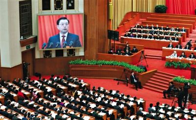 十二屆全國(guó)人大三次會(huì)議舉行第二次全體會(huì)議，全國(guó)人大常委會(huì)委員長(zhǎng)張德江作全國(guó)人大常委會(huì)工作報(bào)告。