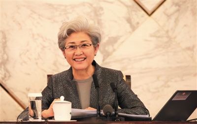 3月4日，十二屆全國人大三次會議在人民大會堂舉行新聞發(fā)布會，大會發(fā)言人傅瑩回答中外記者的提問。