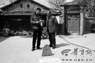 昨日，商洛市博物館工作人員（左）向李老漢講解最近出臺的《陜西省群眾保護文物獎勵辦法》