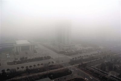 昨日，連云港市贛榆區(qū)14層高樓上拍攝的大霧天氣。當(dāng)日，江蘇省多地出現(xiàn)大霧天氣。新華社發(fā)