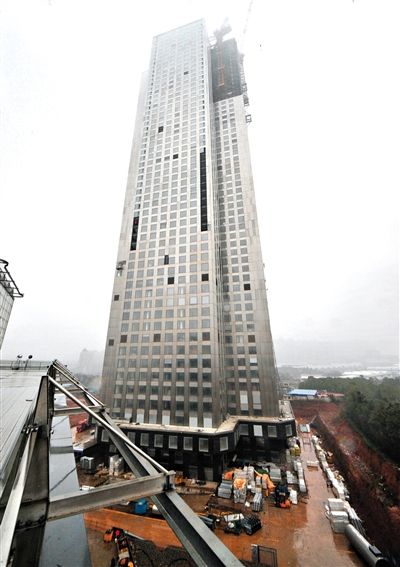 湖南遠(yuǎn)大可建公司采取模塊化建造技術(shù)建造的57層高樓施工現(xiàn)場。新華社發(fā)