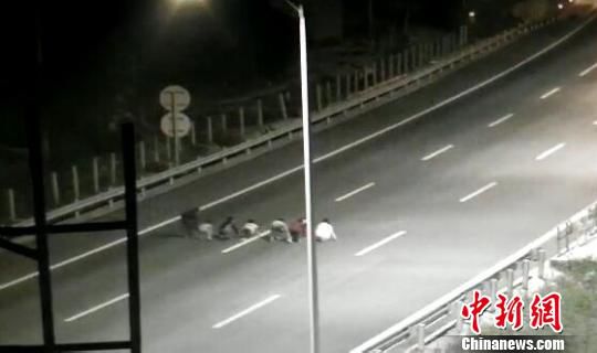 孩子們將高速公路當(dāng)成跑道賽跑。　警方供圖　攝