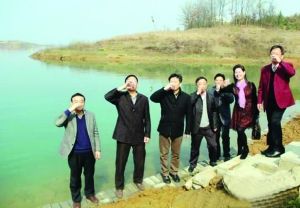 活動(dòng)儀式現(xiàn)場，一眾人舀起漳河水直接喝下