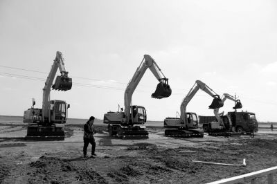 　北京現(xiàn)代滄州工廠開工儀式上，多臺(tái)挖掘機(jī)齊鳴。京華時(shí)報(bào)記者譚青攝