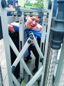 律師王甫在試圖跑進衡陽中院大門時被圍攻者阻止，西服和襯衣被撕爛。