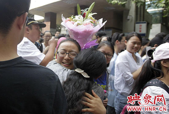 沖向你，給你一個深情的擁抱。