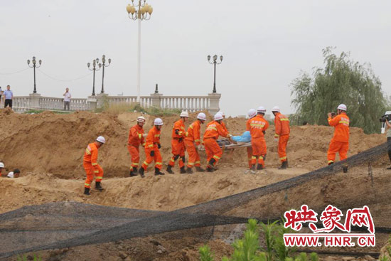 12點(diǎn)07分，又一人被抬出