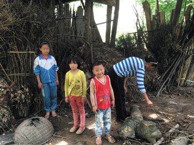 羅梅和她的三個孩子。中間兩個孩子為羅梅夫婦在逃亡途中所生。新京報記者 蕭輝 攝