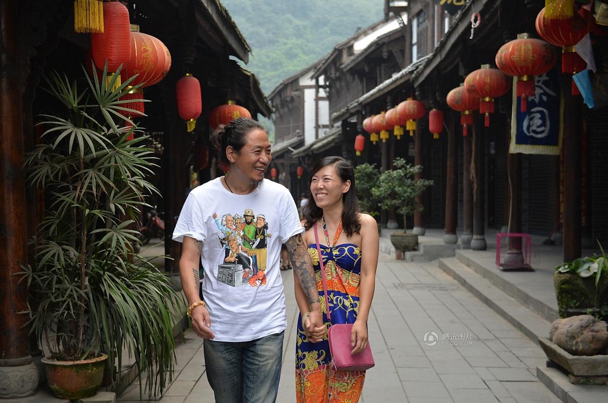 圖為7月20日，顧少強和老公于夫在成都街子古鎮(zhèn)，兩人剛于7月6日登記結(jié)婚。王勤/CFP