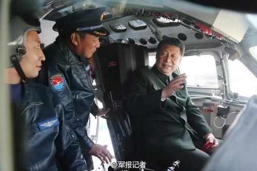 2015年2月16日，習(xí)近平登上戰(zhàn)機(jī)，坐進(jìn)駕駛艙，了解裝備性能，體驗(yàn)操作使用。