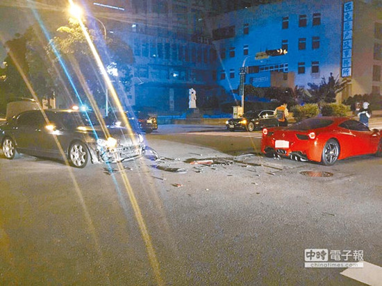 圖為車號8889的法拉利（右）和車號9888的賓利車（左）發(fā)生擦撞，法拉利車身嚴重損毀。