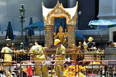 18日，泰國曼谷四面佛前，救援人員在爆炸現(xiàn)場進行清理。四面佛附近17日晚發(fā)生爆炸，造成6名中國公民死亡，20余人受傷。