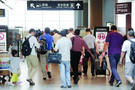 近期乘飛機(jī)應(yīng)留足更多的時間以免誤機(jī)。/晨報記者 殷立勤
