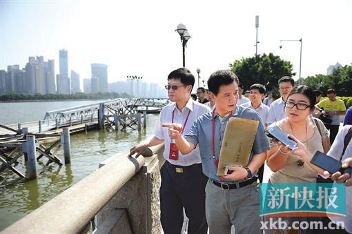 人大代表們?cè)谥榻叕F(xiàn)場(chǎng)調(diào)研。