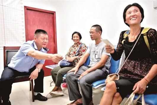 在民警的幫助下，流浪婦女右一與親人相聚