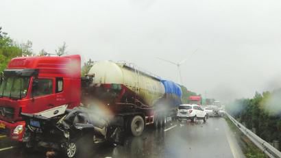 西攀高速公路追尾事故現(xiàn)場(chǎng)。