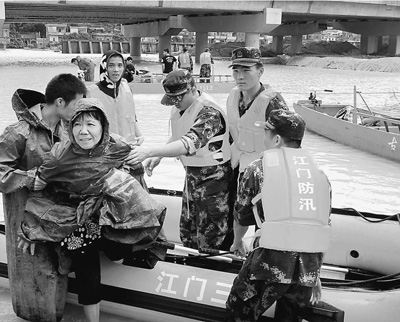5日，廣東江門市邊防官兵解救被洪水圍困的群眾。 廖 鍵攝（人民視覺）