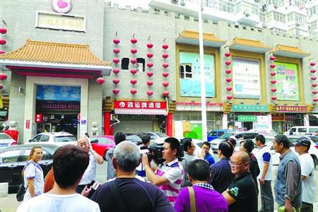 青島宰客海鮮店成“景點”，游人“參觀”拍照。