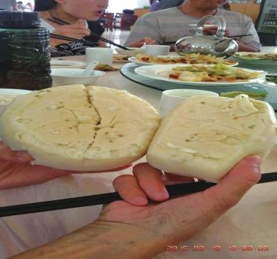 在參加山西游行程中，體驗(yàn)員發(fā)現(xiàn)團(tuán)餐中的饅頭已經(jīng)發(fā)霉。視頻截圖