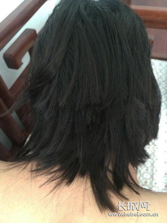 唐山市第六十二中學(xué)高一女生王某被老師剪得七零八碎的頭發(fā)。學(xué)生家長陳女士/供圖