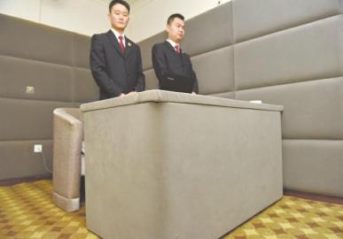 審訊室、居住室內(nèi)的桌椅板凳都進行了軟包。