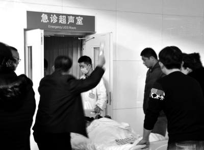 在寧夏醫(yī)科大學(xué)總醫(yī)院，一名傷者被緊急送往超聲室檢查。