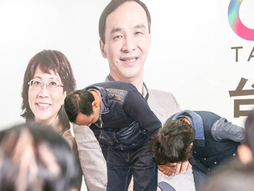 國民黨明天下午將召開臨時中常會，決定由誰擔任代理主席。圖為朱立倫與王如玄上午到競選總部，向支持自己競選的志工們一一致意，感謝他們的陪伴。圖片來源：臺灣《聯(lián)合報》